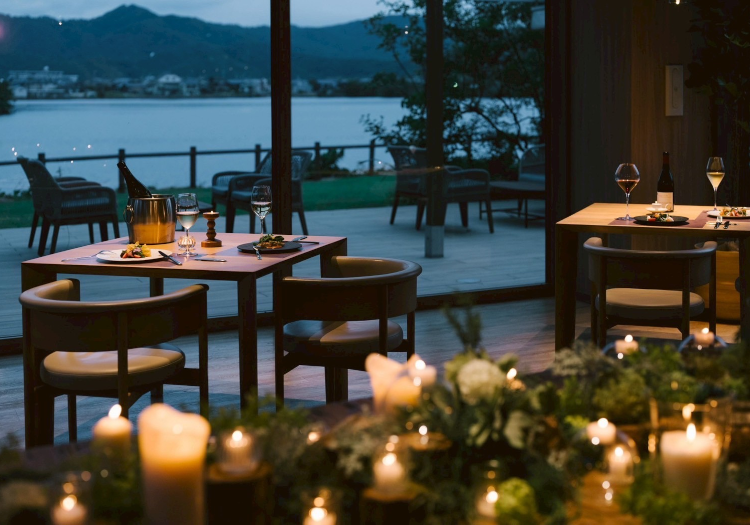 レストランでは目の前に広がる離湖が幻想的な空間を演出します