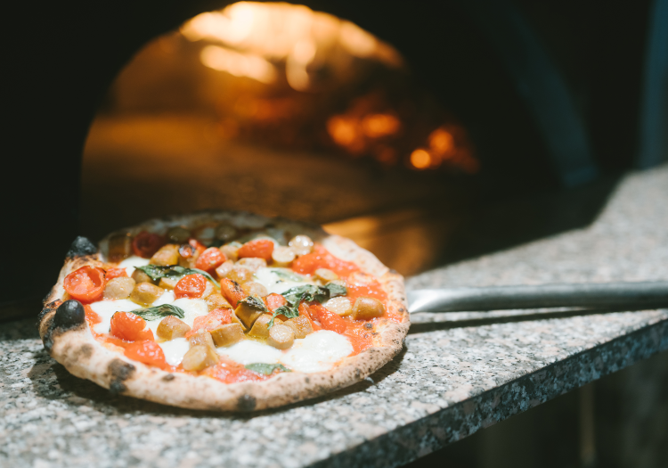 地域ならではの食材を厳選し、料理人のこだわり抜いた創作料理は絶品です