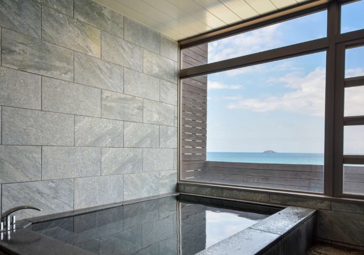 大浴場もオーシャンビューとなっており、耳をすますと波音も聞こえてきます。