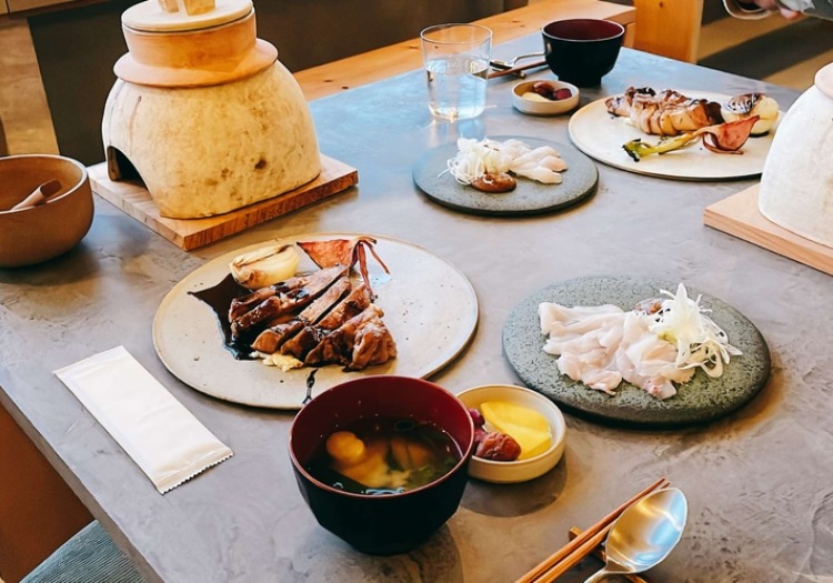 夕食で提供しているメニューの一つ、魚介やハンバーグを用いた釜飯定食です。