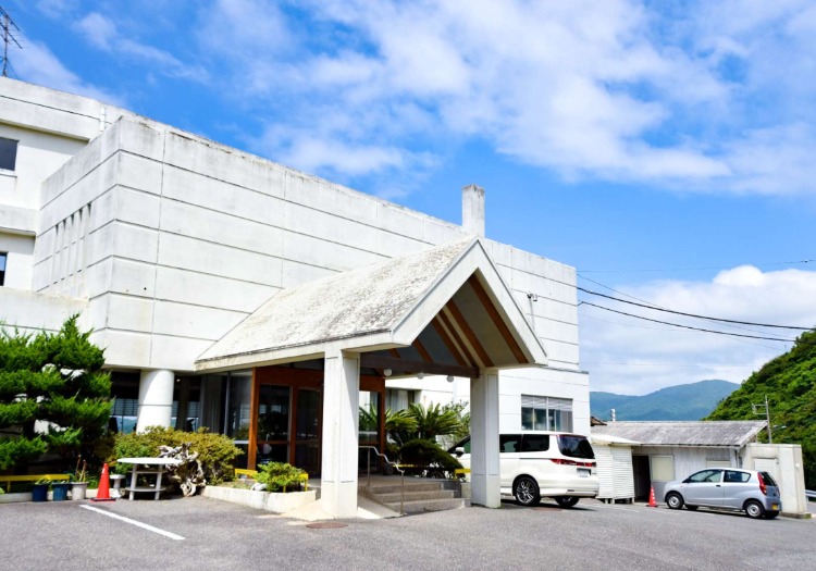 海を一望できる景色が魅力のホテルで、潮騒が心地よい音を奏でています。