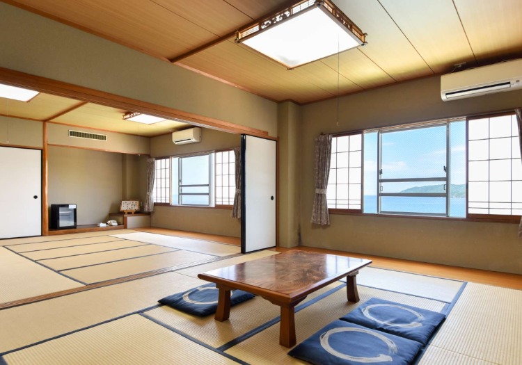 海が見える和室27畳のお部屋は、大人数様のご利用に最適です。