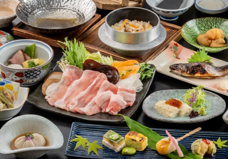 山里の素材を活かした料理。お肉はもちろん、自家製のごま豆腐も人気の一品です。