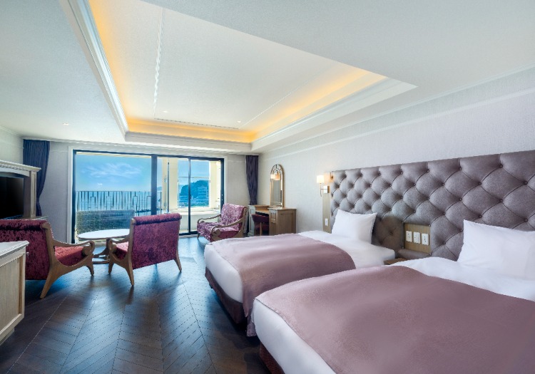 海の景色が目に飛び込んでくるような、開放感のある客室です