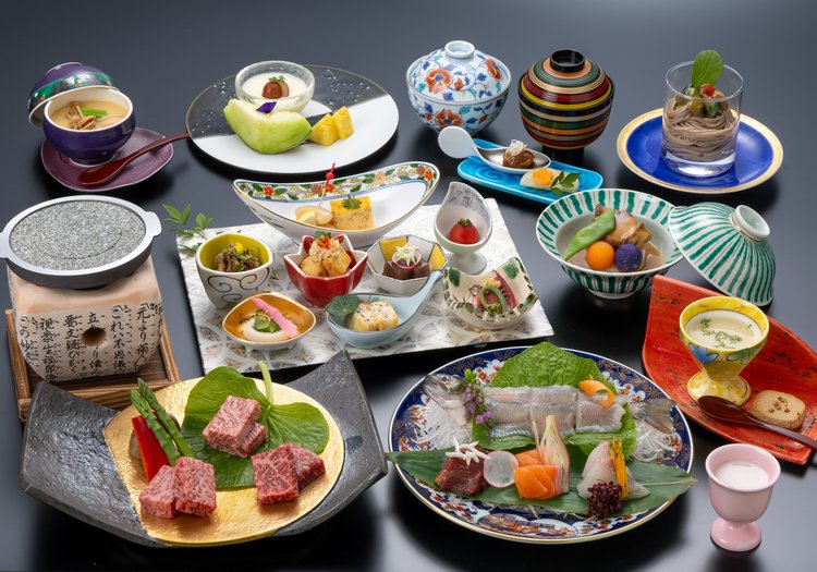 夕食の和食会席を、お客様のお席まで心を込めてご提供するサービスのお仕事です。