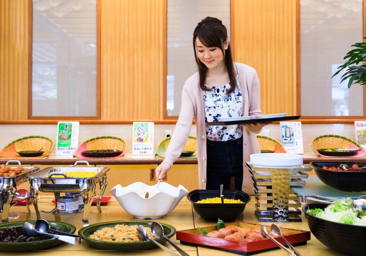 朝食バイキングの準備から提供・片付けまで、サービススタッフが担当する仕事です。