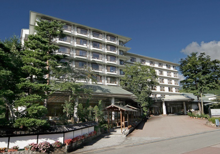 市街地より車で10分。森に包まれた温泉旅館、「立山プリンスホテル」です。