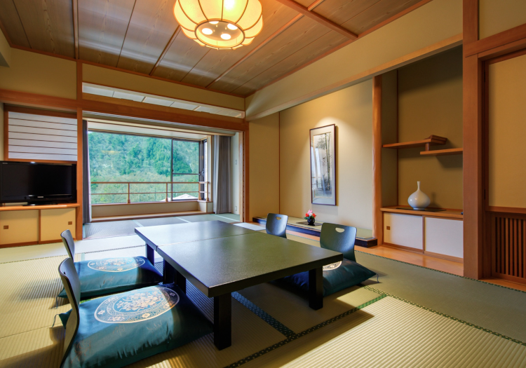 少数精鋭ですが、その分経験できる業務は幅広く、チームワークの良い職場です。