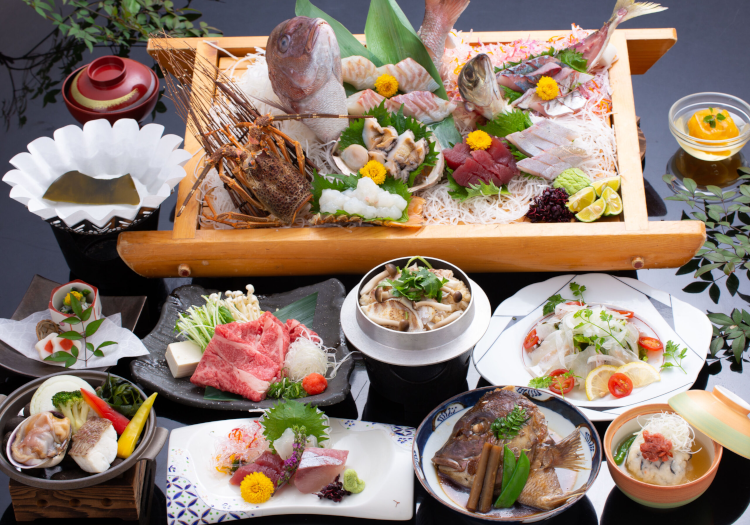 スタッフもびっくりするほど豪華な、和歌山の絶品食材を贅沢に使った会席料理です。