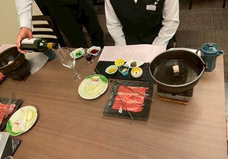 お食事は地元ブランド牛を目玉とした、贅沢なコース料理です。