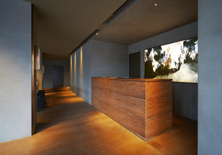 THE REIGN HOTEL KYOTO × フロント