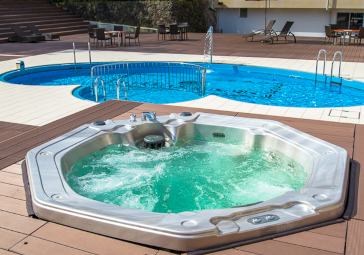 開放感溢れるプールとジャグジーは、お子様から大人までお楽しみいただけます。