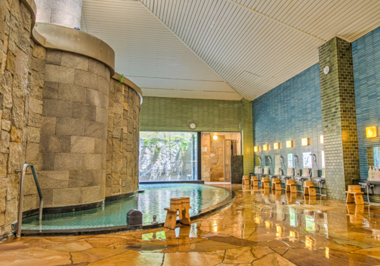 約1,300年の歴史を持つ山代温泉を、広々空間で満喫できます。