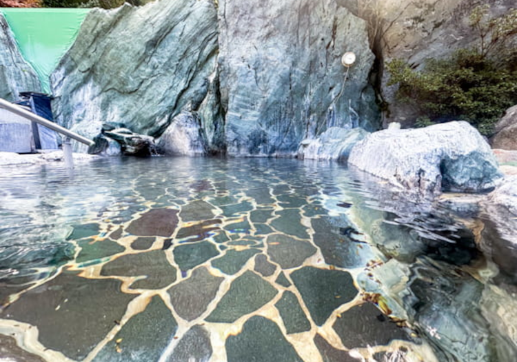 自然に囲まれながら、標高1,529mから湧き出る鉱泉をお楽しみいただけます。