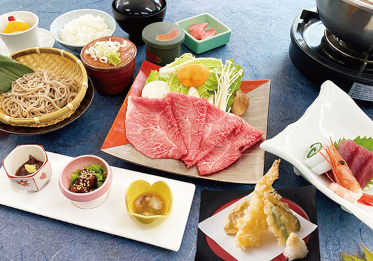 飛騨の食材をふんだんに使用したこだわり料理を、自然の景色と一緒に堪能できます。