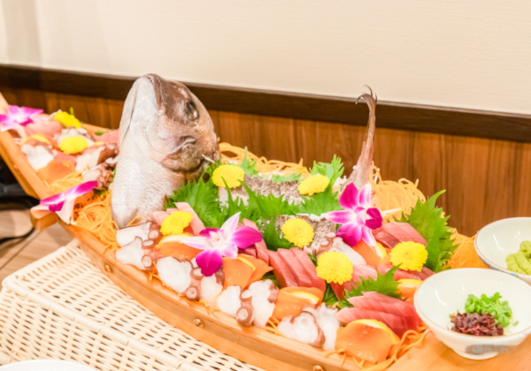 お食事はビュッフェスタイル。四季に合わせたテーマの料理をお楽しみいただけます。