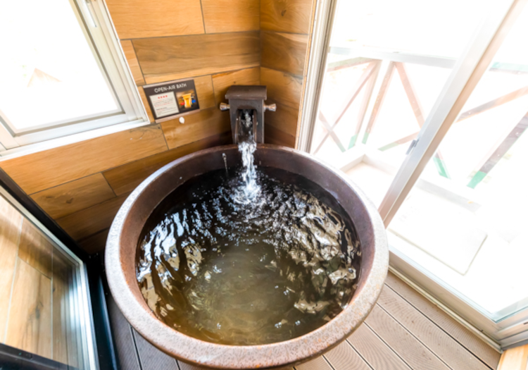 全室半露天風呂付！プライベート空間で日本三名泉の一つを心ゆくまで堪能できます。