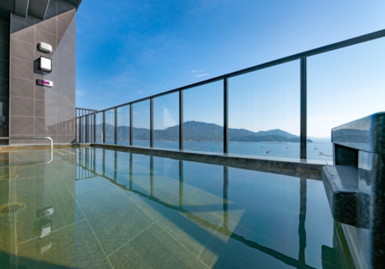 全展望露天風呂から見えるパノラマの絶景は当館の自慢！海との一体感を味わえます。