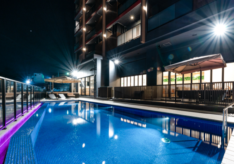 夜はライトアップする最新プール！音響やバーベキューなどパーティー設備も完備！