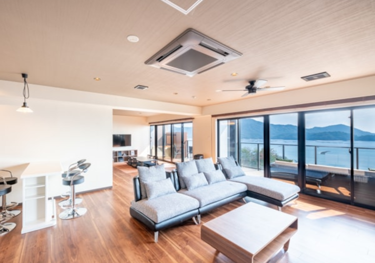 全室オーシャンビューの客室。高級感溢れる贅沢空間で極上の寛ぎをご提供。