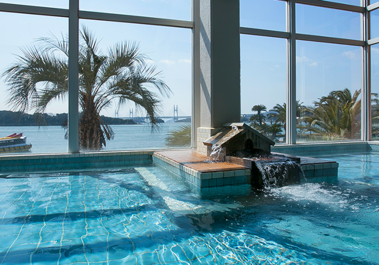 温泉から海を一望できるのは当館の立地ならでは！景色と共に身体を癒せます。