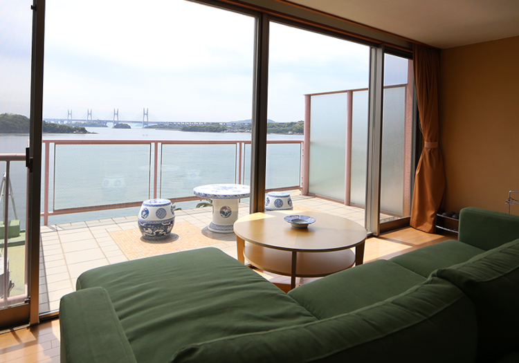 オーシャンビューの客室。夕方には夕焼け色に染まる空と海の絶景が楽しめます。