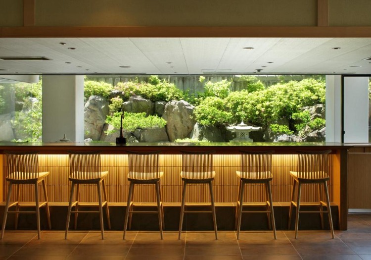 レストランや個室で会席料理を提供。バー、スナックなど、変わった空間でのサービスも