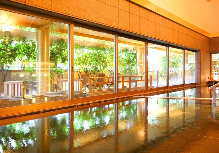 大窓から光が差し込む内湯など、多彩な温泉をお楽しみいただけます