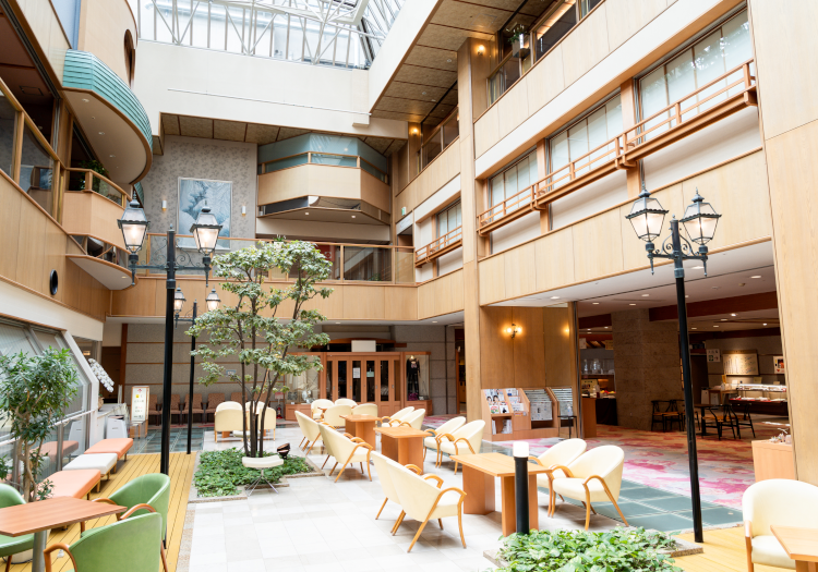 開湯1,300年の歴史ある温泉とともに、心ほどけるひとときを提供しております