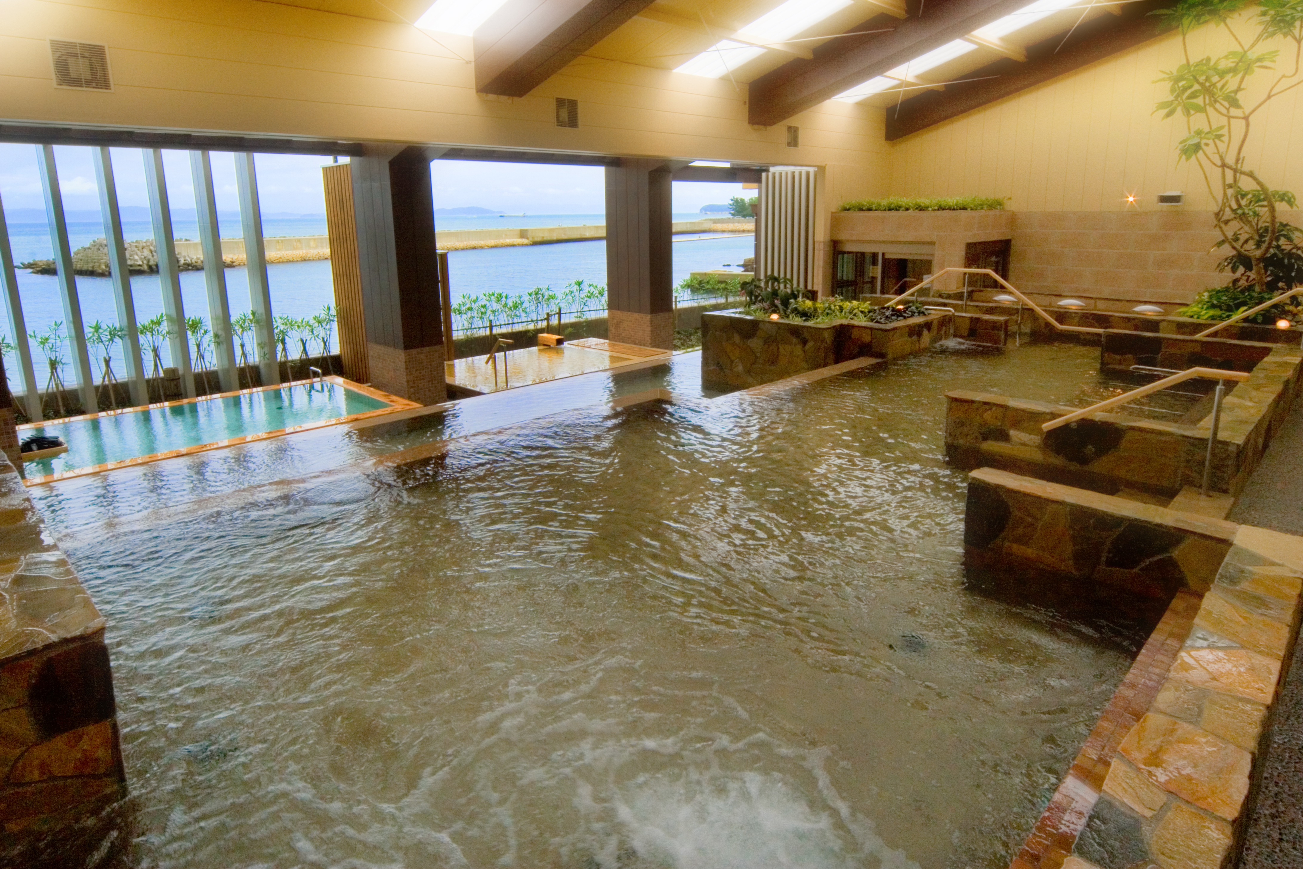 淡路島の原風景・棚田を模した湯船。海と空に溶け込む絶景温泉で、心安らぐひとときを