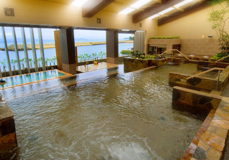 淡路島の原風景・棚田を模した湯舟。海と空に溶け込む絶景温泉で、心安らぐひとときを