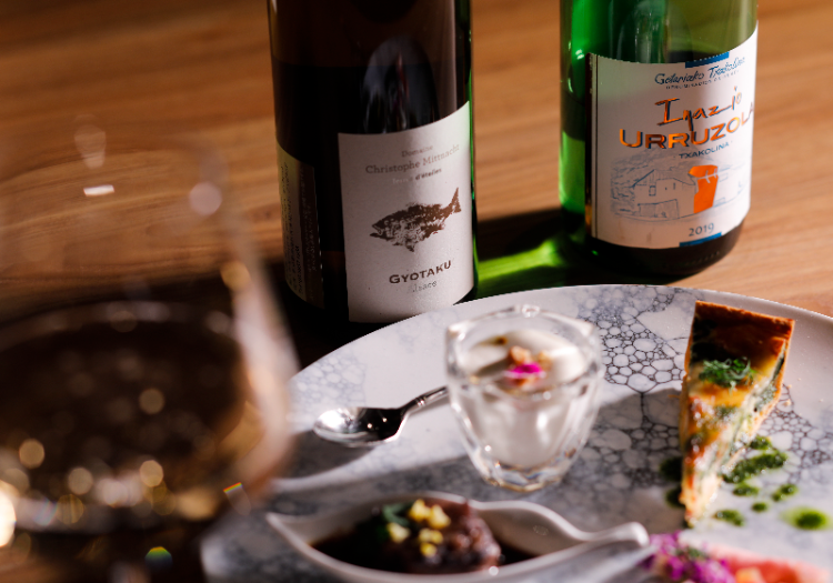 厳選されたワインと旬の美食のマリアージュ。五感で愉しむ、優雅なひとときを提供