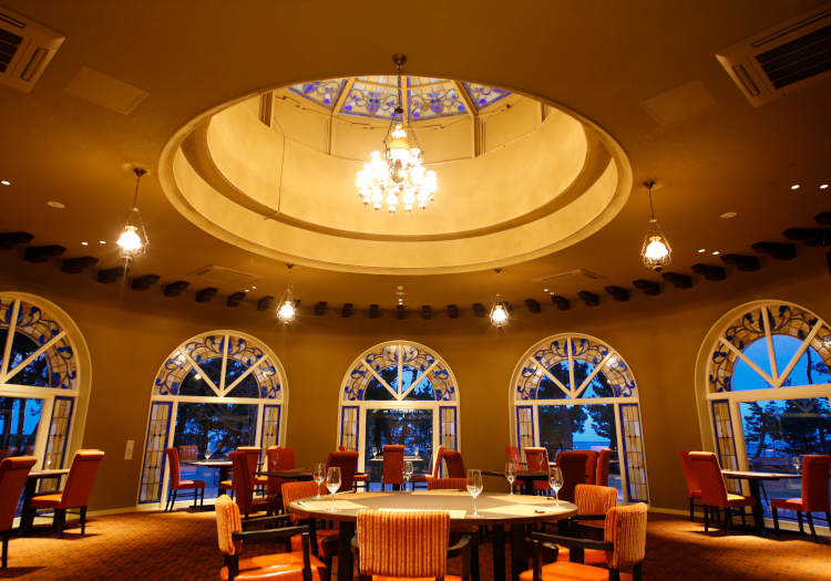 開放感溢れるダイニング。高い天井やシャンデリアなどが高級感を演出しています。