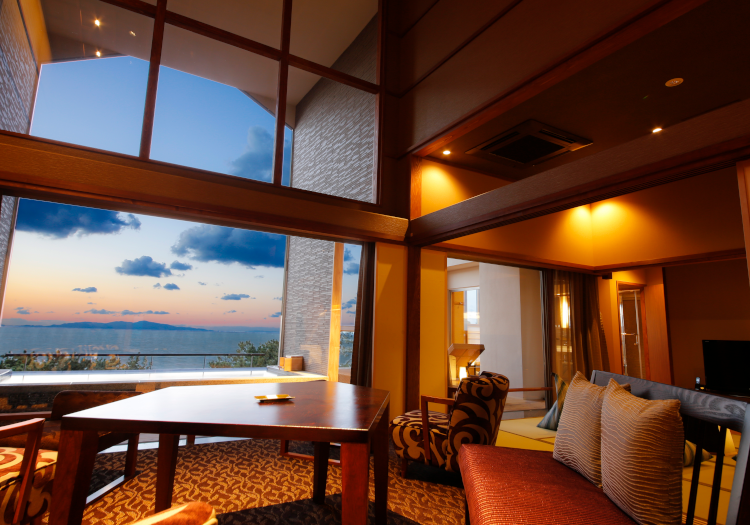 海と松原を一望できる客室。高さ6mの窓と、専有露天風呂からの夕陽は絶景です。