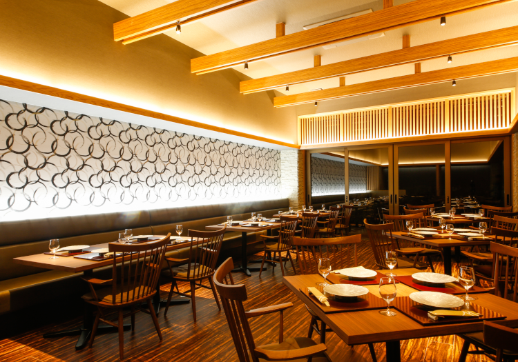 釜炊き焜炉が印象的なメインダイニング。四国の自然豊かなお料理を提供しています