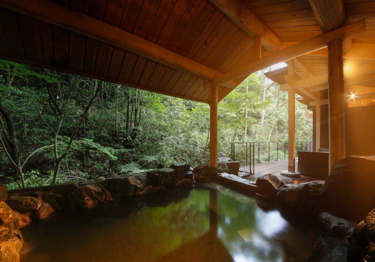 川や滝の音、鳥のさえずりの響く岩風呂は、時間を忘れて心身共に癒せる空間です
