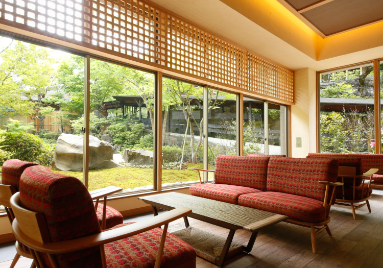 木の香りも届く囲炉裏のラウンジで、訪れるお客様をお迎えしています