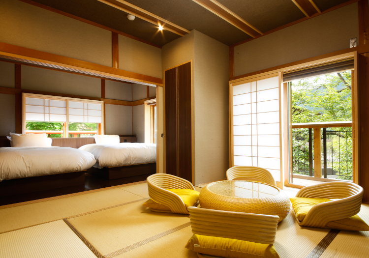 山の斜面に建つ客室「里山ヒュッテ」。広々としたお部屋で大自然を楽しめます