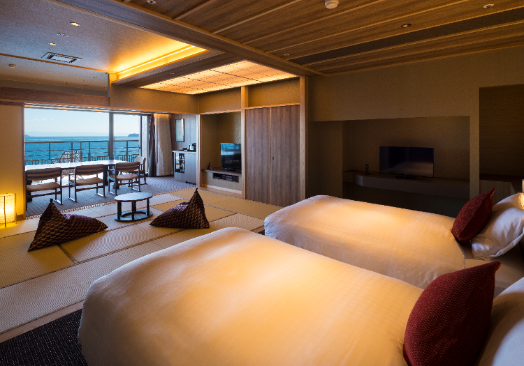 紀淡海峡を一望する絶景の客室。上質な寛ぎの空間で、心に響く極上のおもてなしを