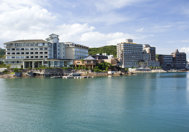 紀淡海峡を一望する絶好のロケーション。淡路島を代表する名宿で、誇りある仕事を