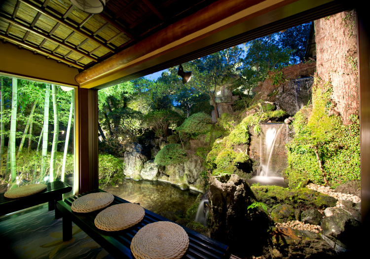 ロビーから味わえる「和」の心地よさ。日本の伝統と豊かな自然に包まれた空間です。