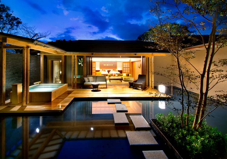 まるで別荘にいるような空間を演出するヴィラ客室は全室露天風呂付きです。