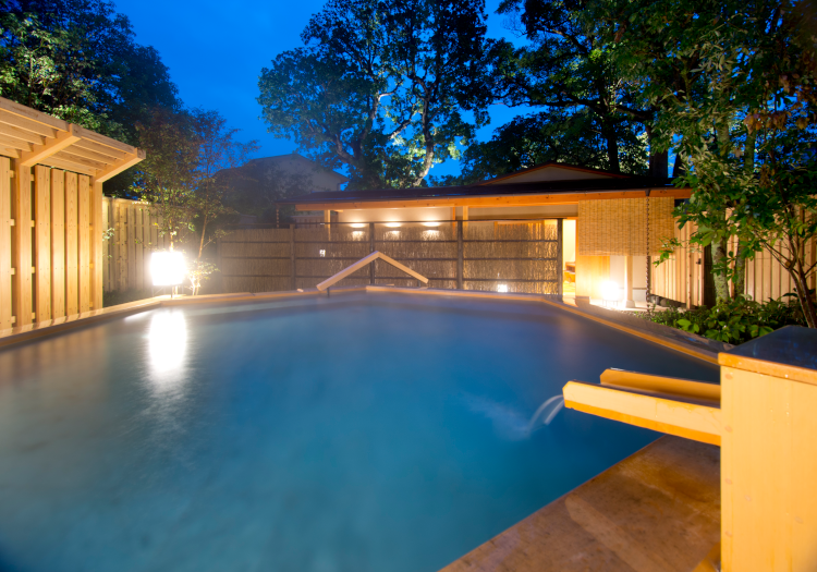 緑に囲まれた庭園露天風呂。森林浴感覚で、天然の浮山温泉を満喫できます。