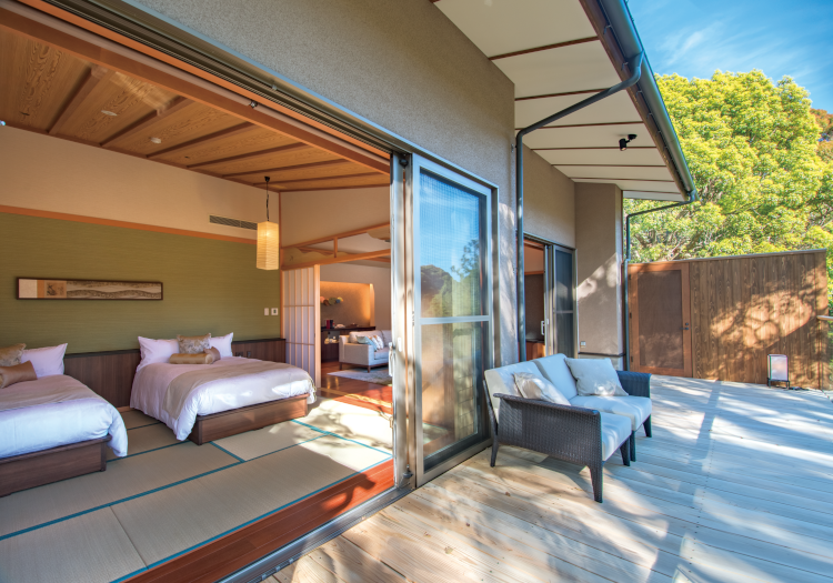  和モダンを意識した客室。自然の美しい景色と共に癒しのひとときを提供しています。