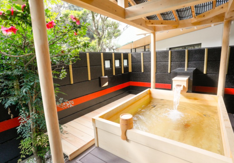 「美人の湯」として知られる名湯を堪能。檜の温もりを感じる露天風呂が自慢です。