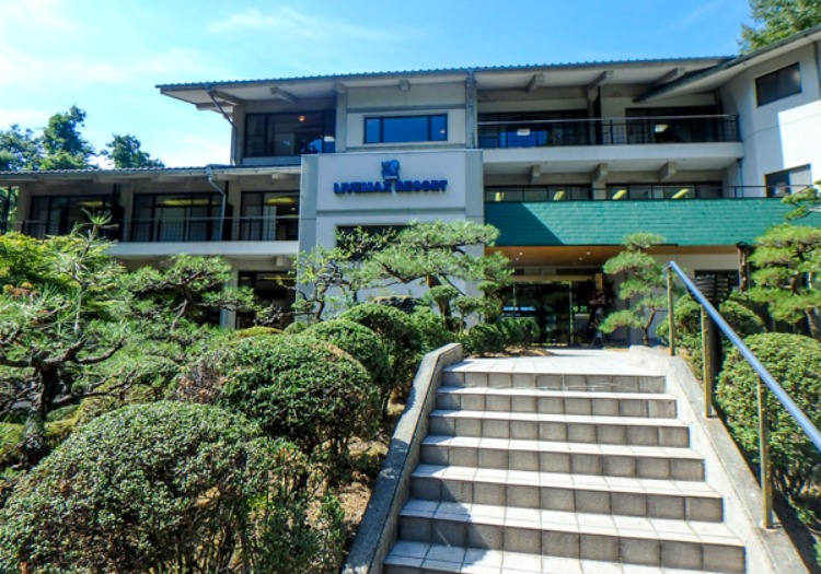 豊かな自然に囲まれた、四季折々の表情を見せる和の庭園でお客様をお迎えします。