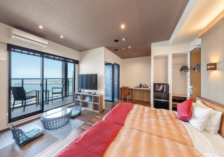 オーシャンビューを独り占めできる客室。洗練された内装で極上の寛ぎを叶えます。