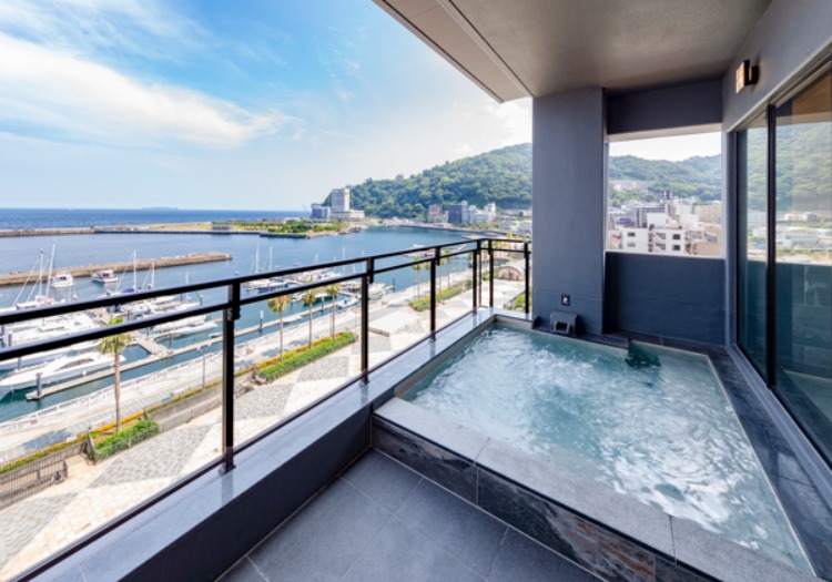 全室露天風呂付き。熱海港を一望できるプライベート空間で至福の時間を。