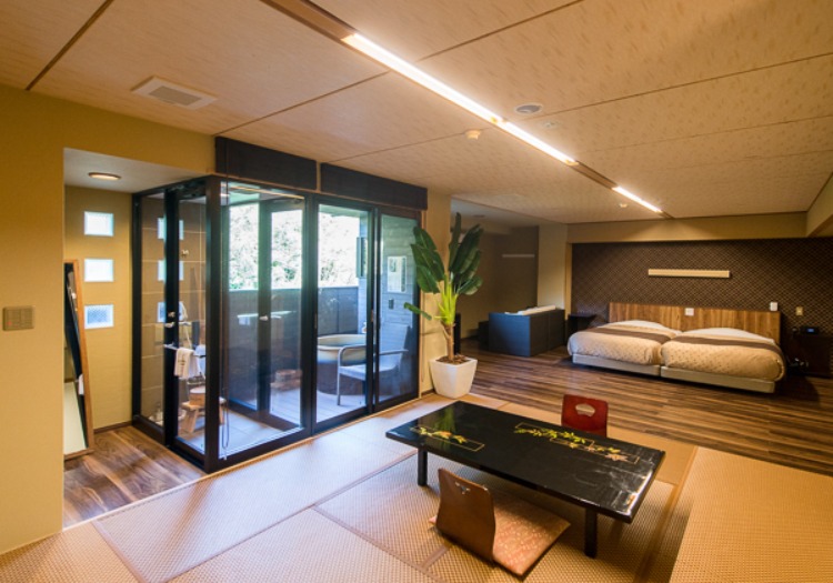 贅を尽くした和モダンの客室。ゆとりある空間で、特別なリラックスタイムを演出。