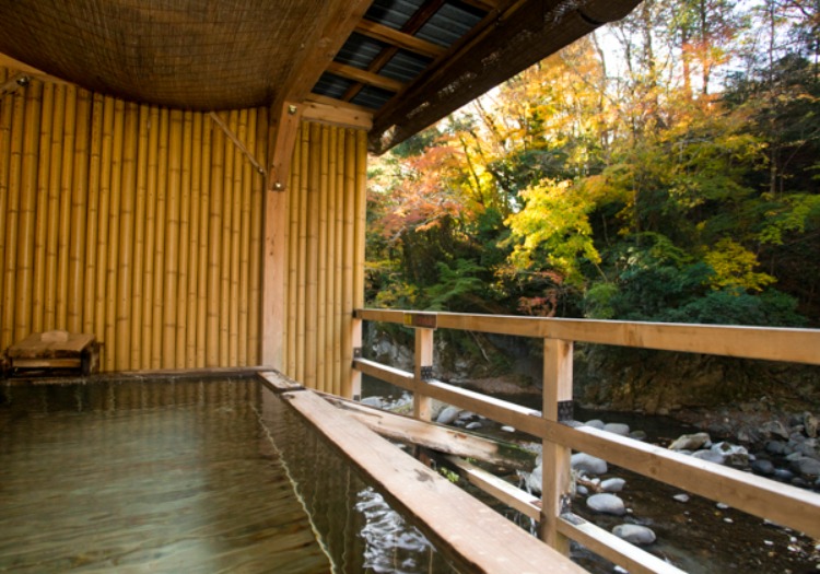 渓流のせせらぎが心地よい露天風呂。四季折々の絶景が、お客様の心と身体を癒します。